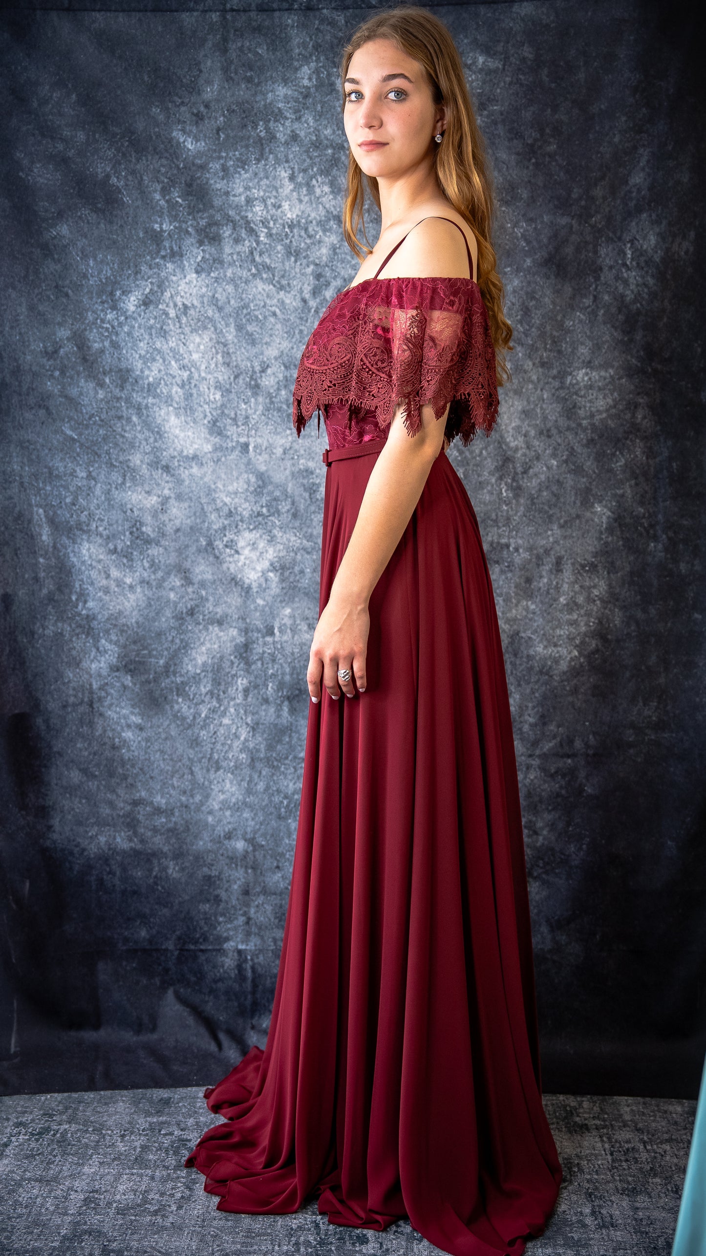 Langes Abendkleid in Weinrot mit Spitze – Perfekt als Brautjungfernkleid