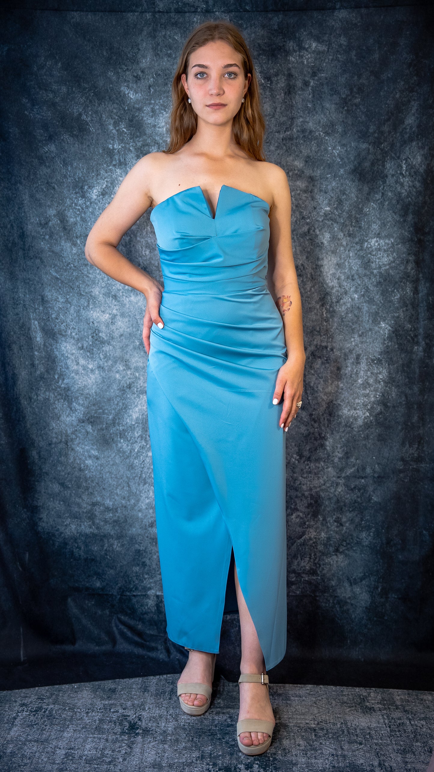 Schulterfreies Cocktailkleid in Hellblau – Enges Kleid mit Schlitz für Abiball & Events