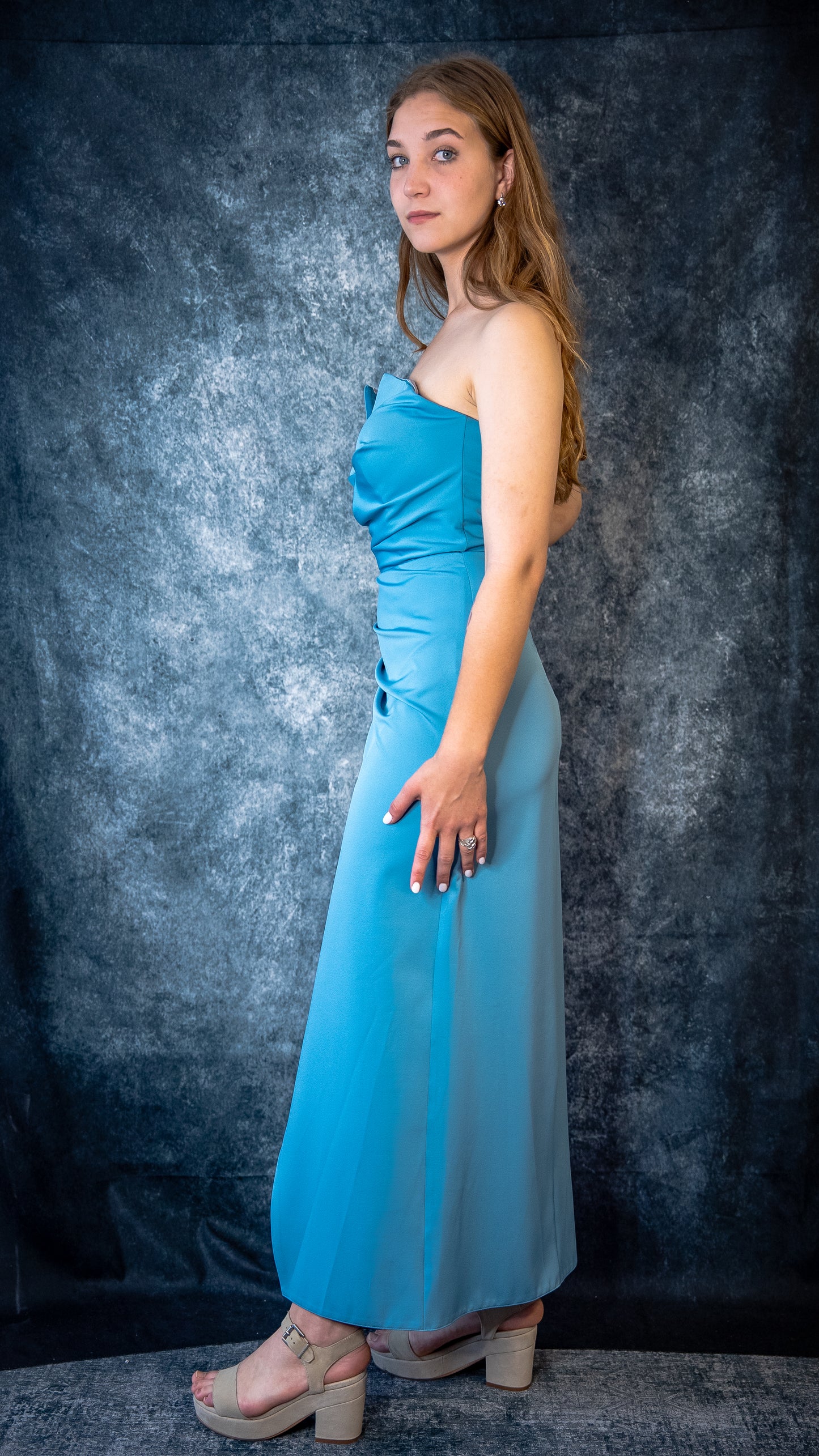 Schulterfreies Cocktailkleid in Hellblau – Enges Kleid mit Schlitz für Abiball & Events