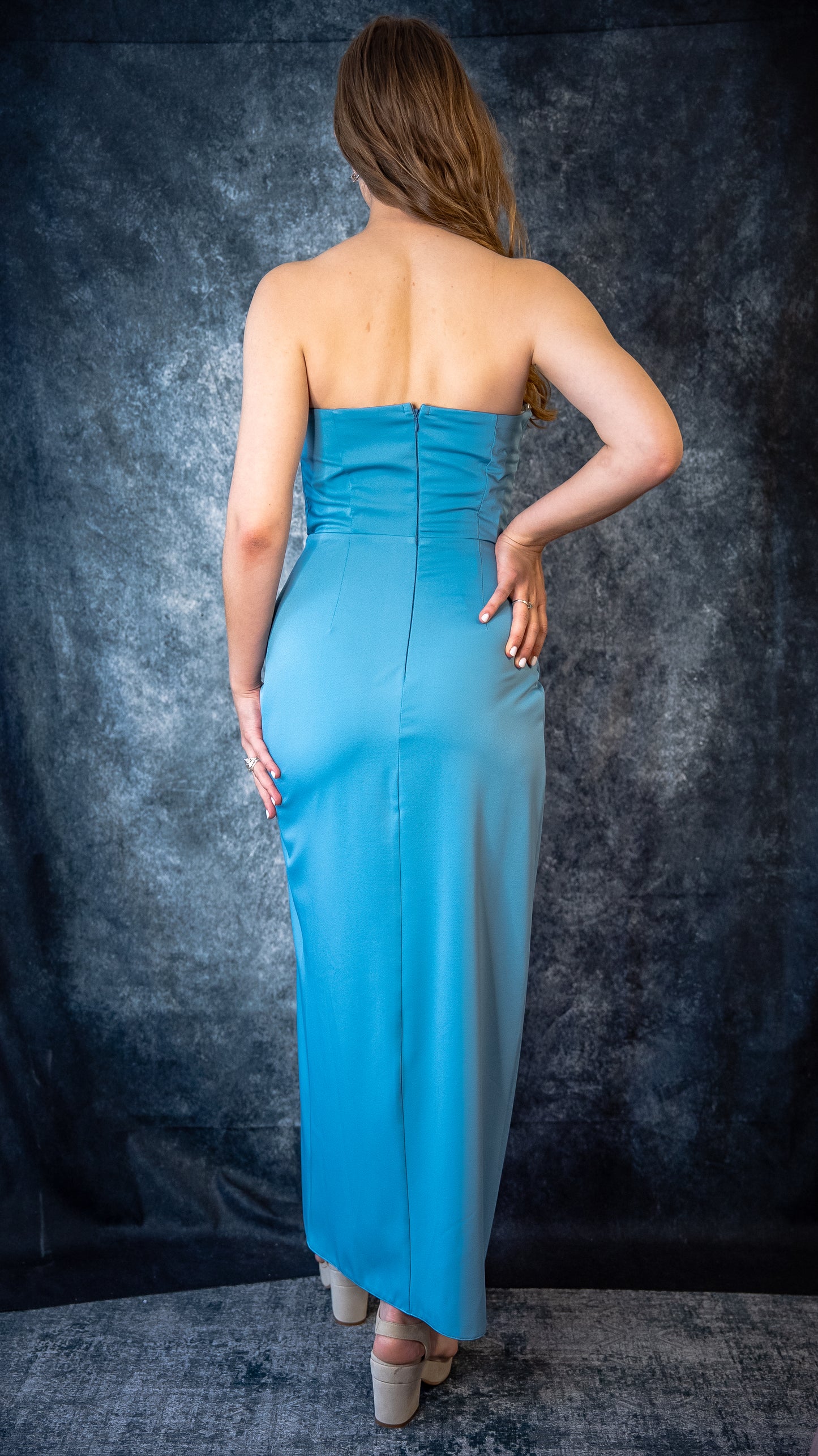 Schulterfreies Cocktailkleid in Hellblau – Enges Kleid mit Schlitz für Abiball & Events
